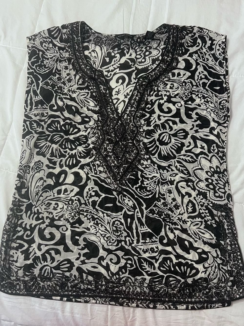 New York & Company Black and White Floral V-Neck Tunic